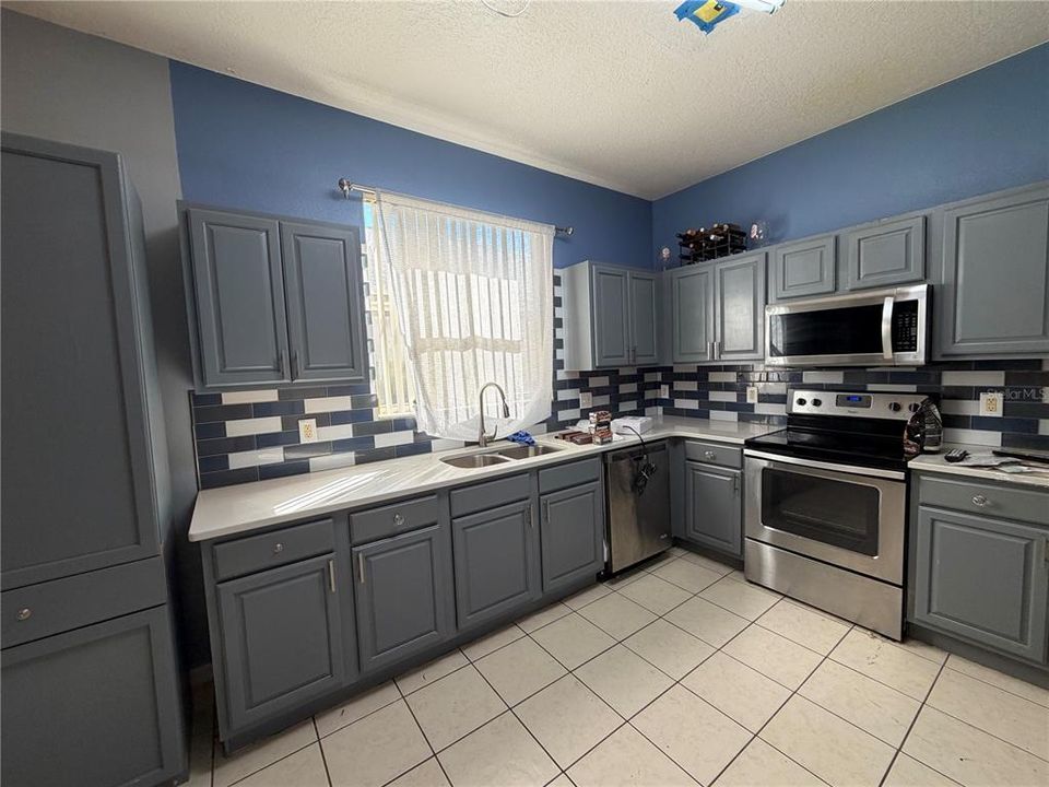 For Sale: $400,000 (4 beds, 3 baths, 1841 Square Feet)