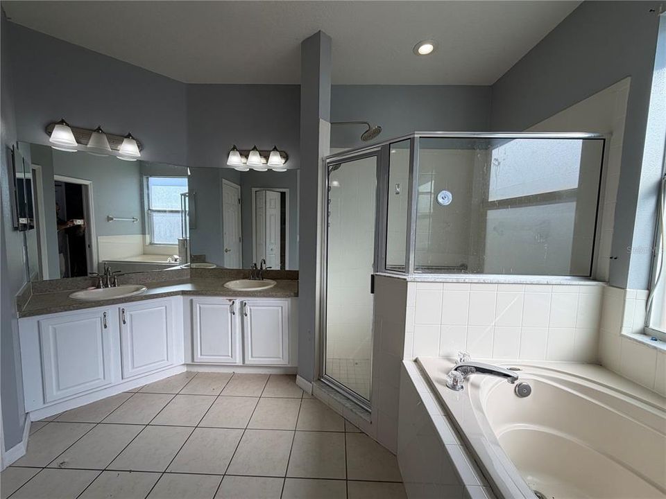 For Sale: $400,000 (4 beds, 3 baths, 1841 Square Feet)