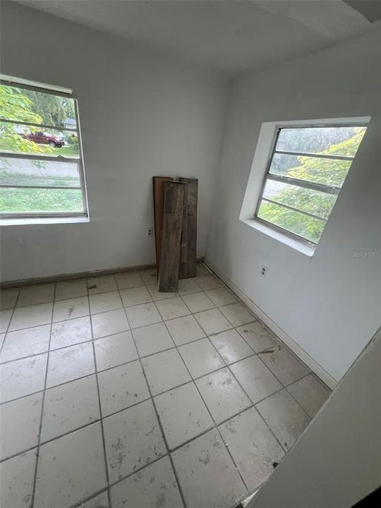 待售: $315,000 (5 贝兹, 2 浴室, 1917 平方英尺)