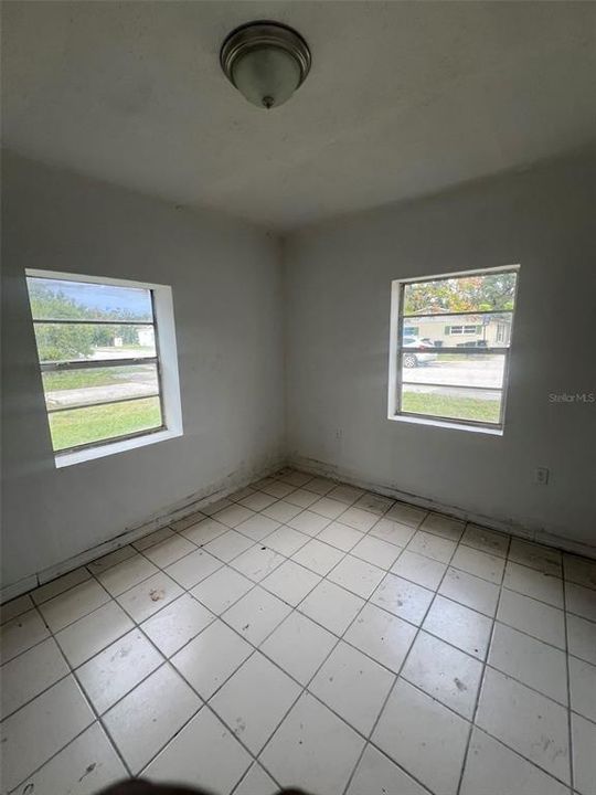 待售: $315,000 (5 贝兹, 2 浴室, 1917 平方英尺)