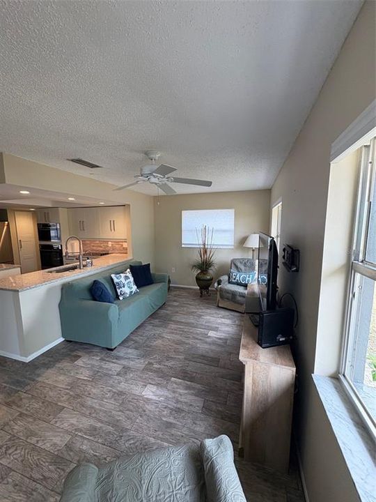 For Sale: $319,000 (2 beds, 2 baths, 1354 Square Feet)