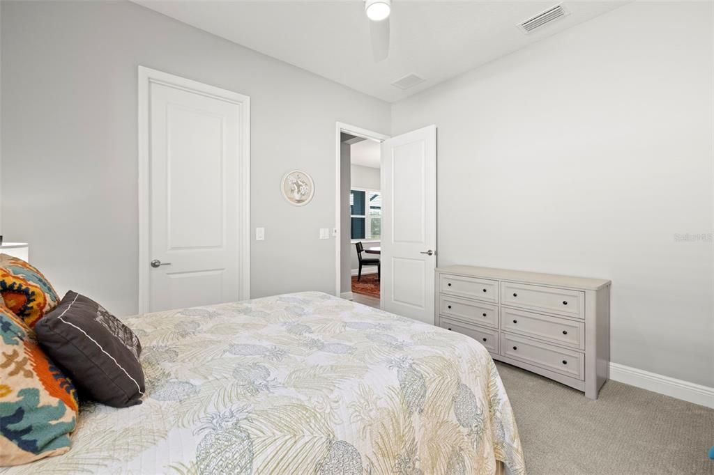 En Venta: $949,900 (4 camas, 3 baños, 2914 Pies cuadrados)