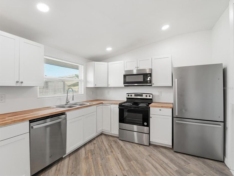 На продажу: $245,000 (2 спален, 2 ванн, 1257 Квадратных фут)