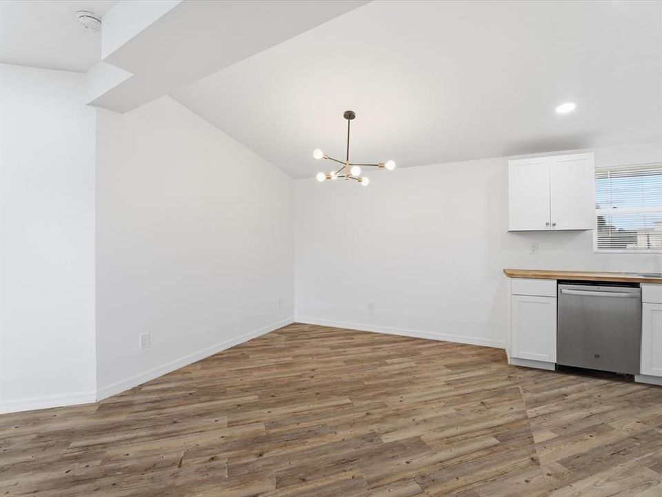 На продажу: $245,000 (2 спален, 2 ванн, 1257 Квадратных фут)