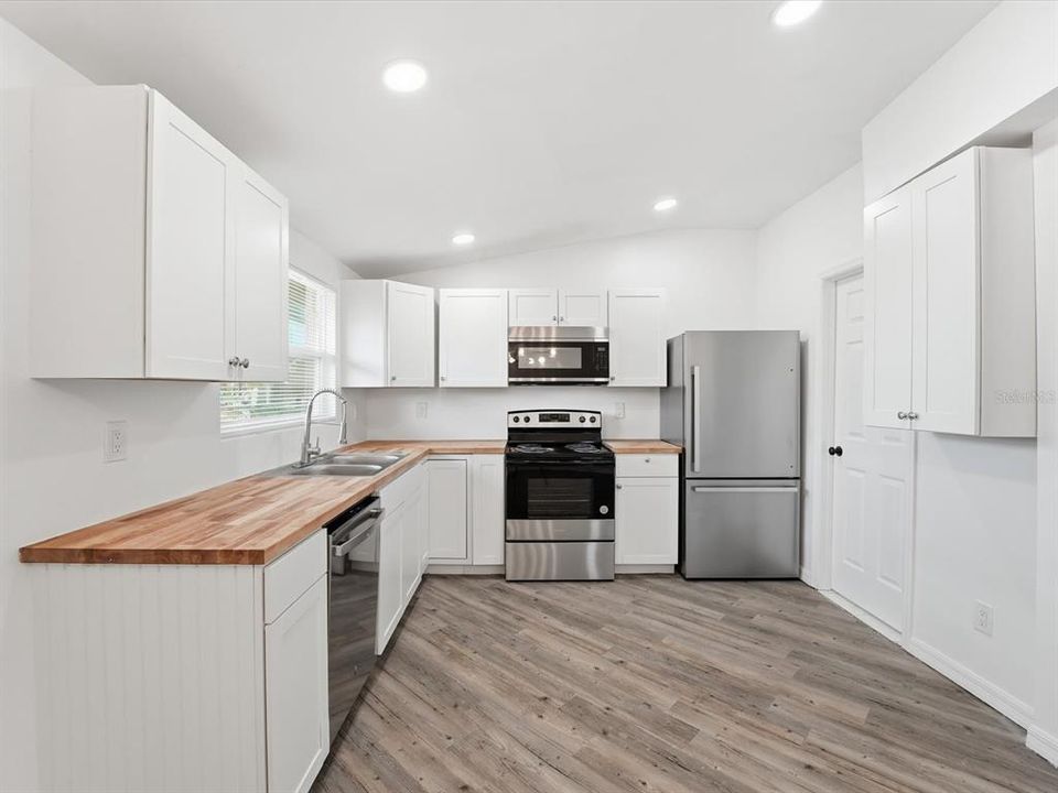 На продажу: $245,000 (2 спален, 2 ванн, 1257 Квадратных фут)