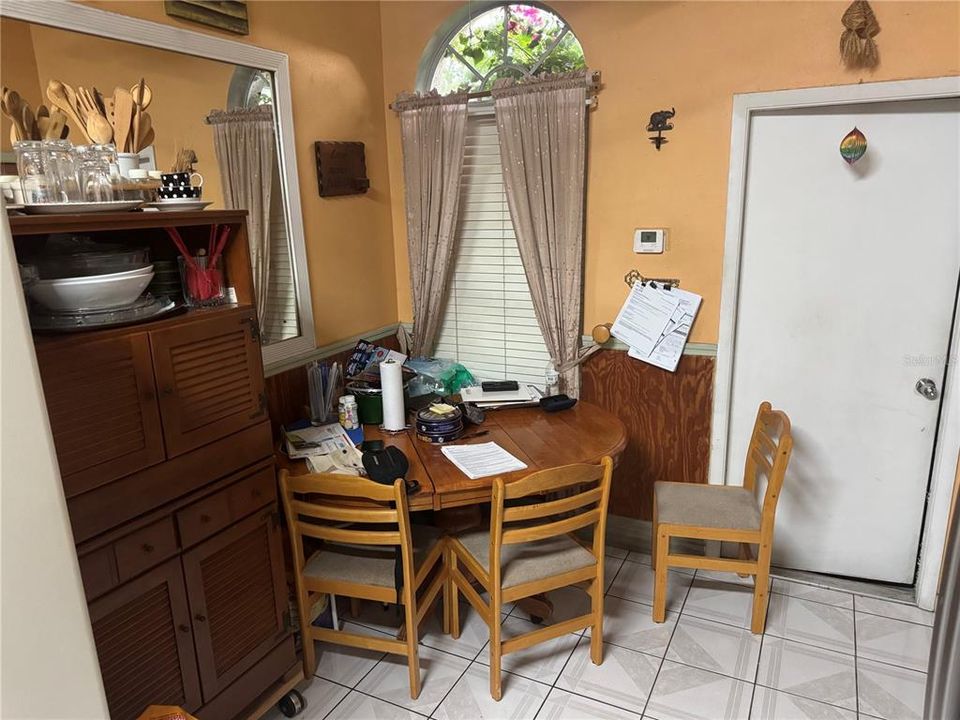 На продажу: $295,000 (4 спален, 2 ванн, 1300 Квадратных фут)