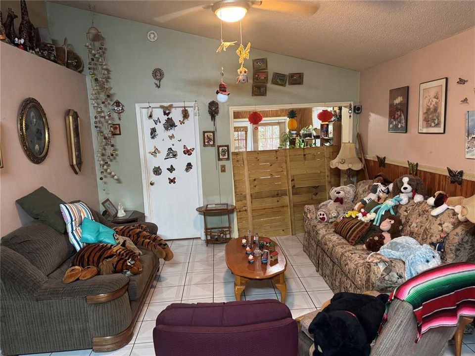 На продажу: $295,000 (4 спален, 2 ванн, 1300 Квадратных фут)