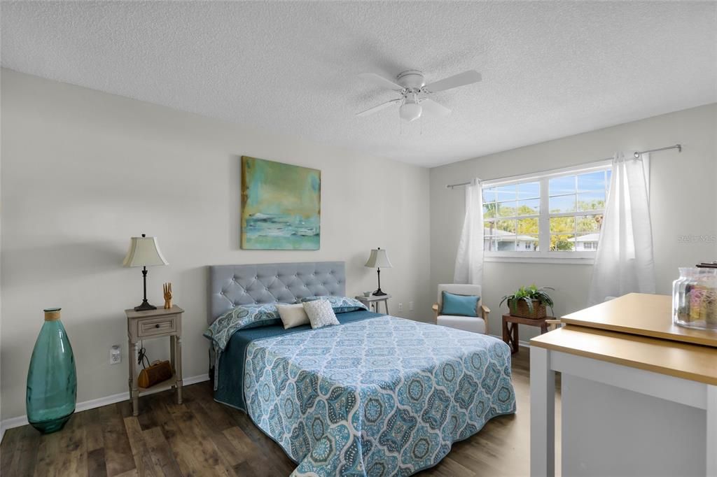 合同活跃: $1,350 (3 贝兹, 2 浴室, 1029 平方英尺)