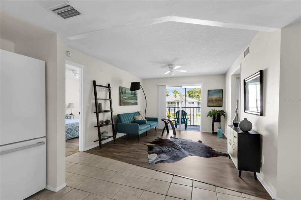 合同活跃: $1,350 (3 贝兹, 2 浴室, 1029 平方英尺)