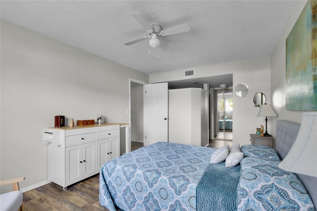 合同活跃: $1,350 (3 贝兹, 2 浴室, 1029 平方英尺)