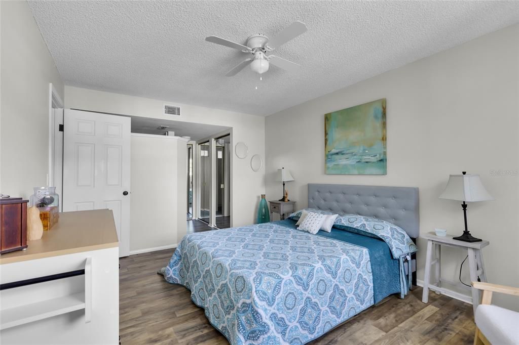 合同活跃: $1,350 (3 贝兹, 2 浴室, 1029 平方英尺)