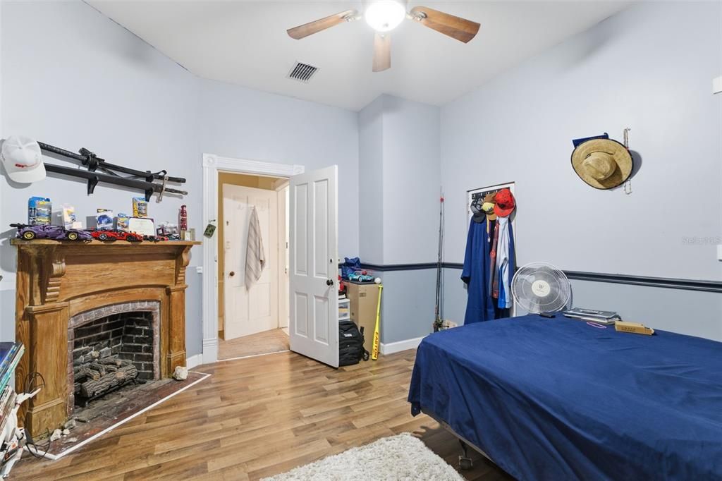 На продажу: $425,000 (4 спален, 2 ванн, 1751 Квадратных фут)