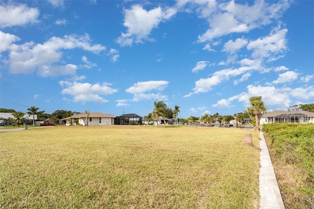 En Venta: $395,000 (0.49 acres)