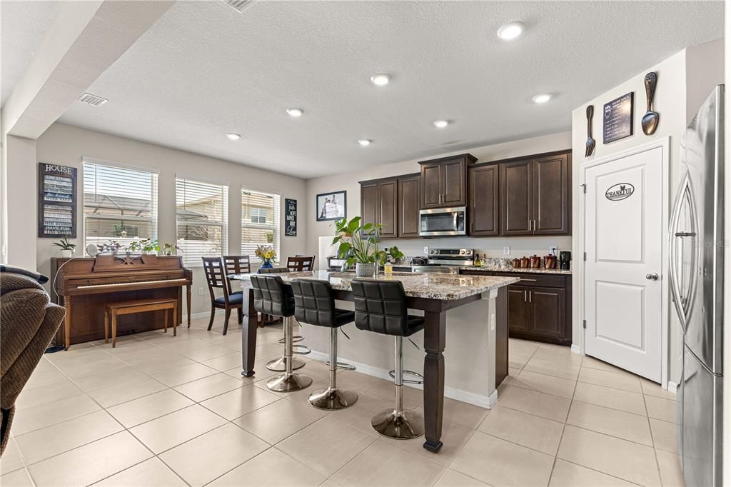 В аренду: $3,300 (5 спален, 4 ванн, 4070 Квадратных фут)