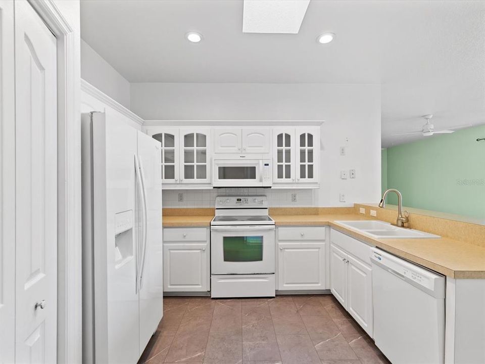 For Sale: $264,900 (2 beds, 2 baths, 1096 Square Feet)