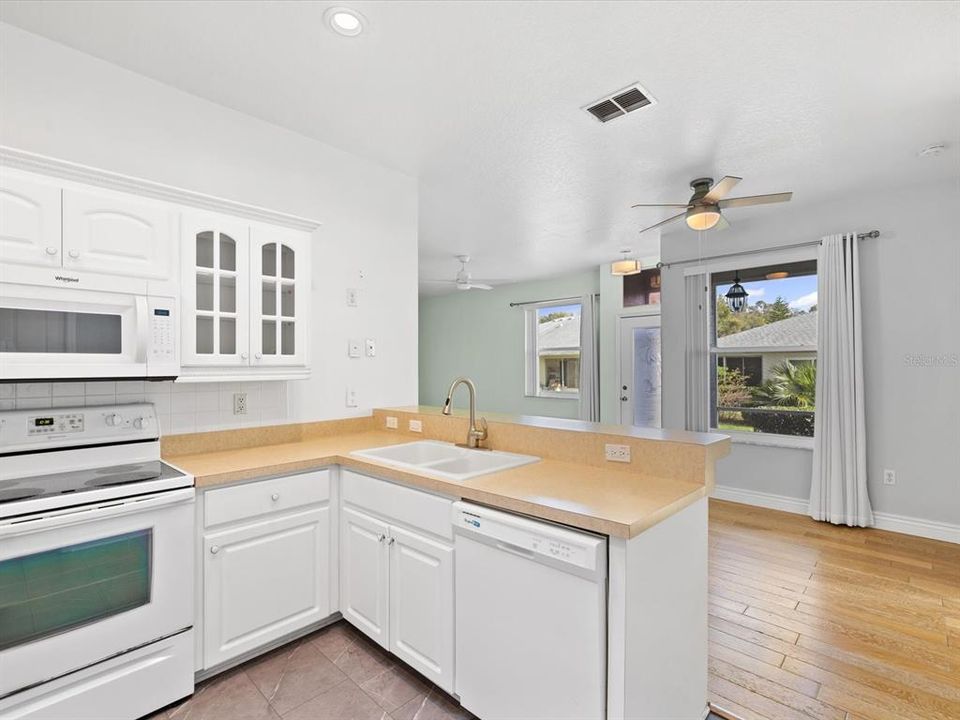 For Sale: $264,900 (2 beds, 2 baths, 1096 Square Feet)