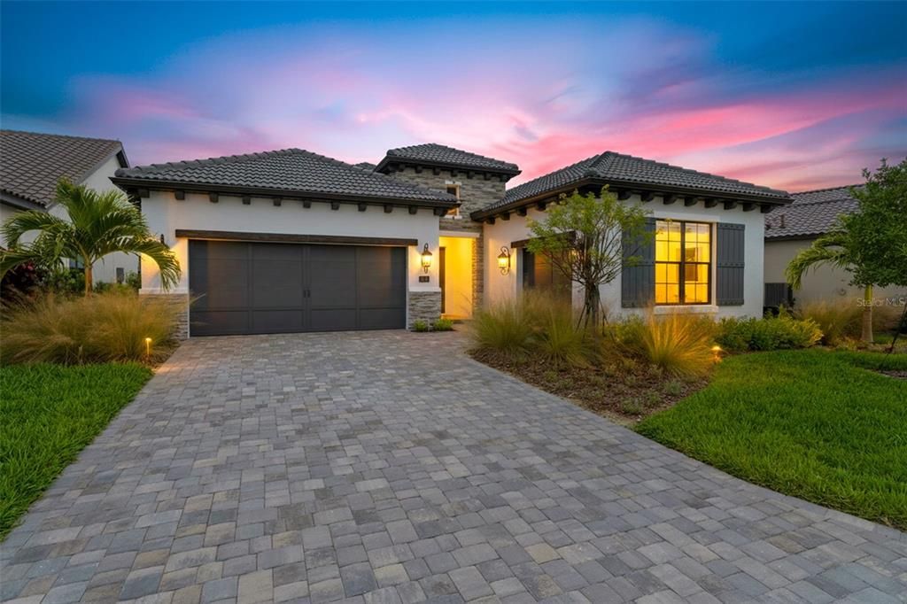 For Sale: $915,000 (3 beds, 2 baths, 2455 Square Feet)