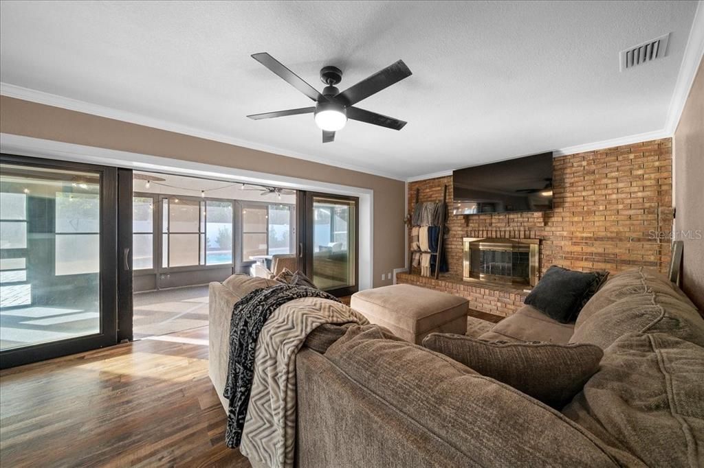 For Sale: $319,999 (3 beds, 2 baths, 1642 Square Feet)