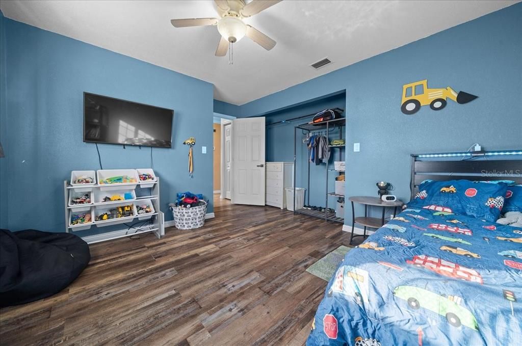 For Sale: $319,999 (3 beds, 2 baths, 1642 Square Feet)