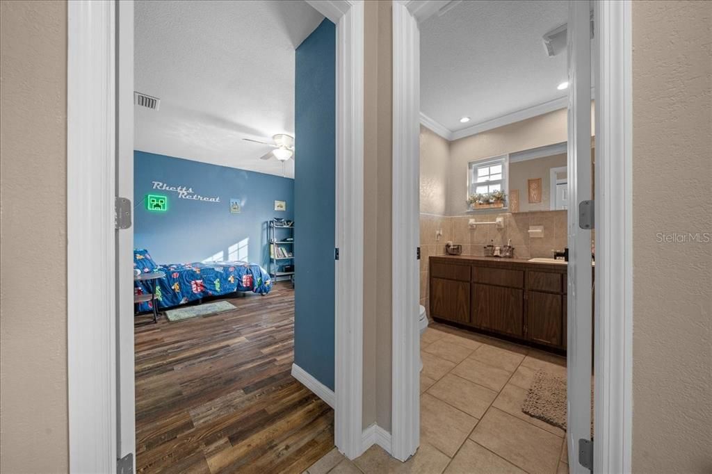 For Sale: $319,999 (3 beds, 2 baths, 1642 Square Feet)