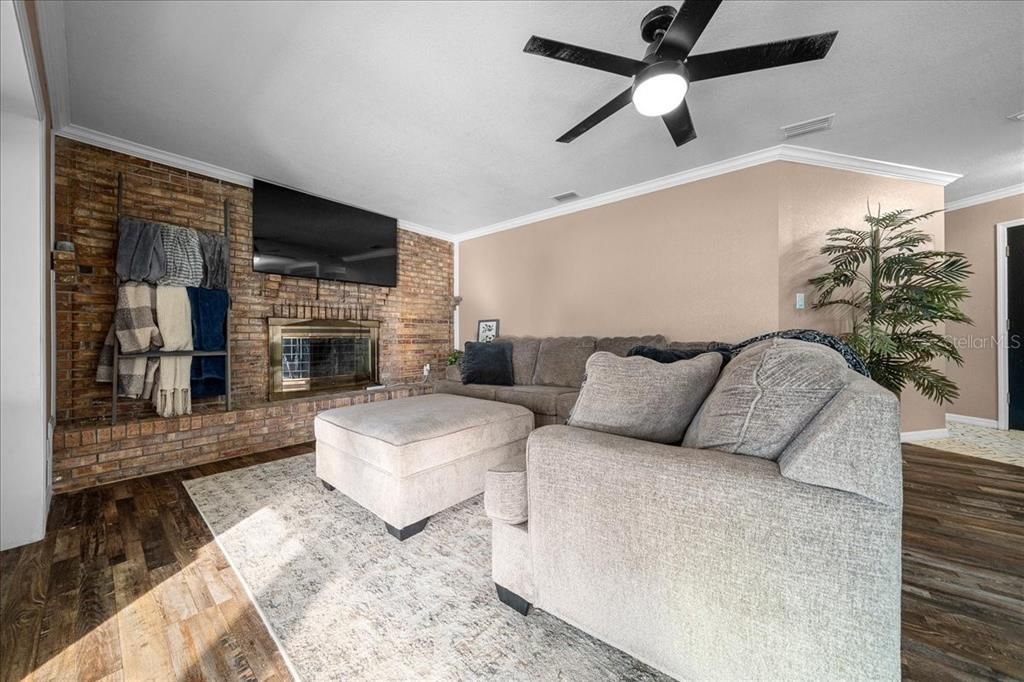 For Sale: $319,999 (3 beds, 2 baths, 1642 Square Feet)