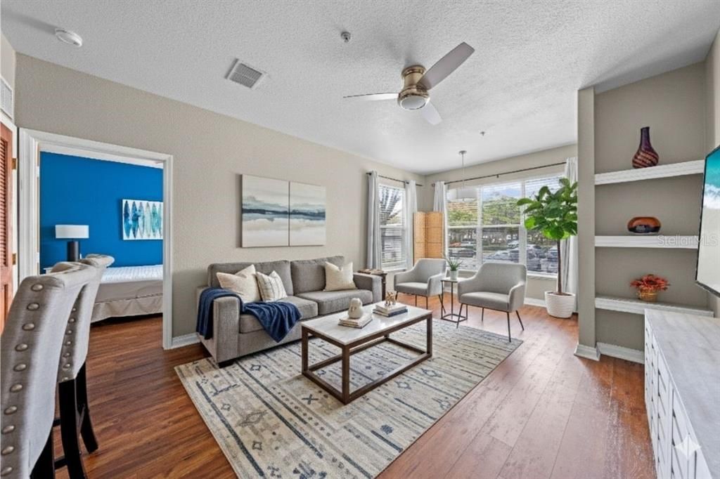 For Sale: $215,000 (1 beds, 1 baths, 636 Square Feet)