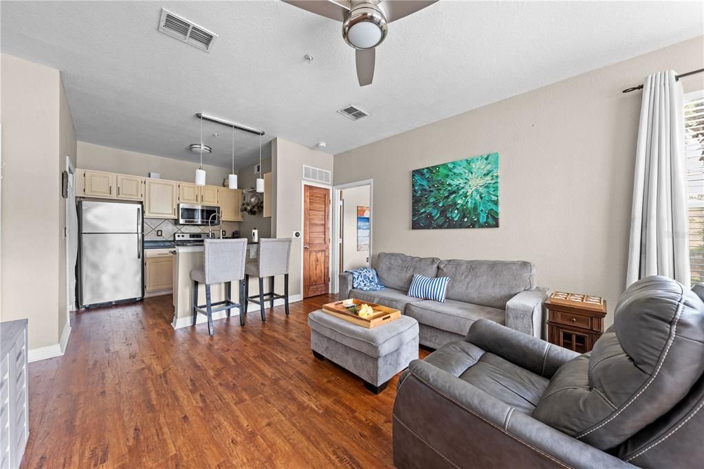 For Sale: $215,000 (1 beds, 1 baths, 636 Square Feet)