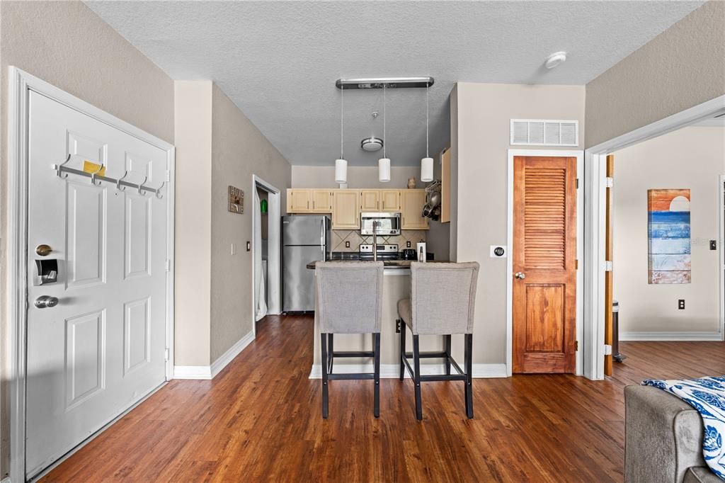 For Sale: $215,000 (1 beds, 1 baths, 636 Square Feet)