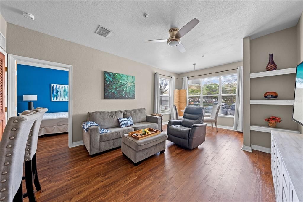 For Sale: $215,000 (1 beds, 1 baths, 636 Square Feet)