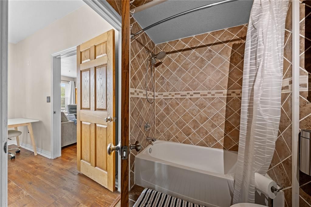 For Sale: $215,000 (1 beds, 1 baths, 636 Square Feet)