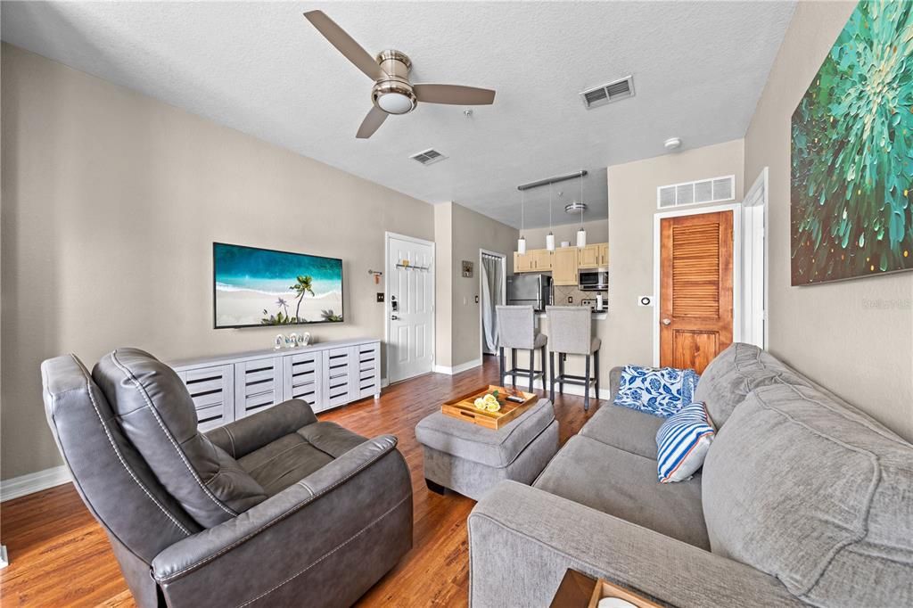 For Sale: $215,000 (1 beds, 1 baths, 636 Square Feet)