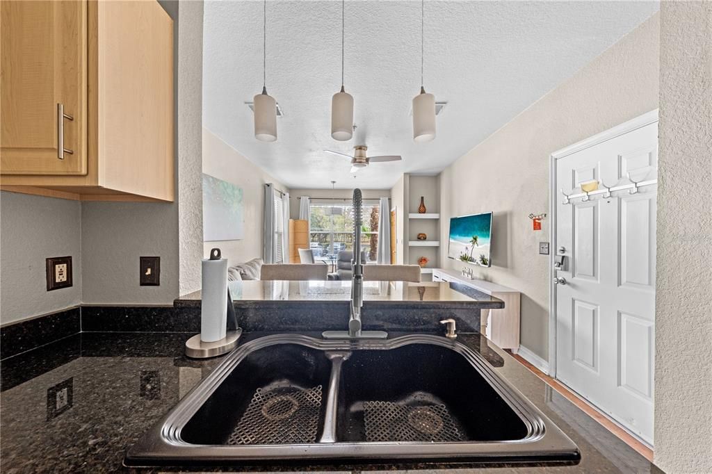 For Sale: $215,000 (1 beds, 1 baths, 636 Square Feet)