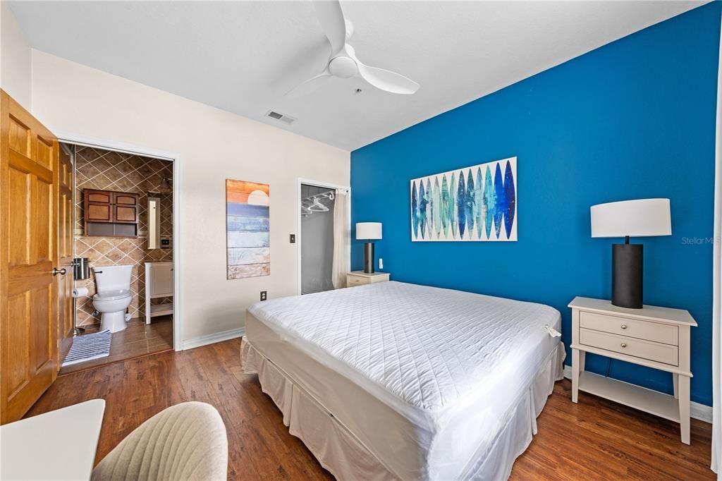 For Sale: $215,000 (1 beds, 1 baths, 636 Square Feet)