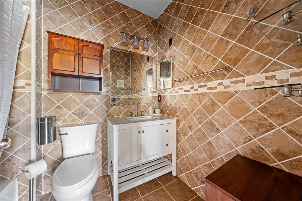 For Sale: $215,000 (1 beds, 1 baths, 636 Square Feet)