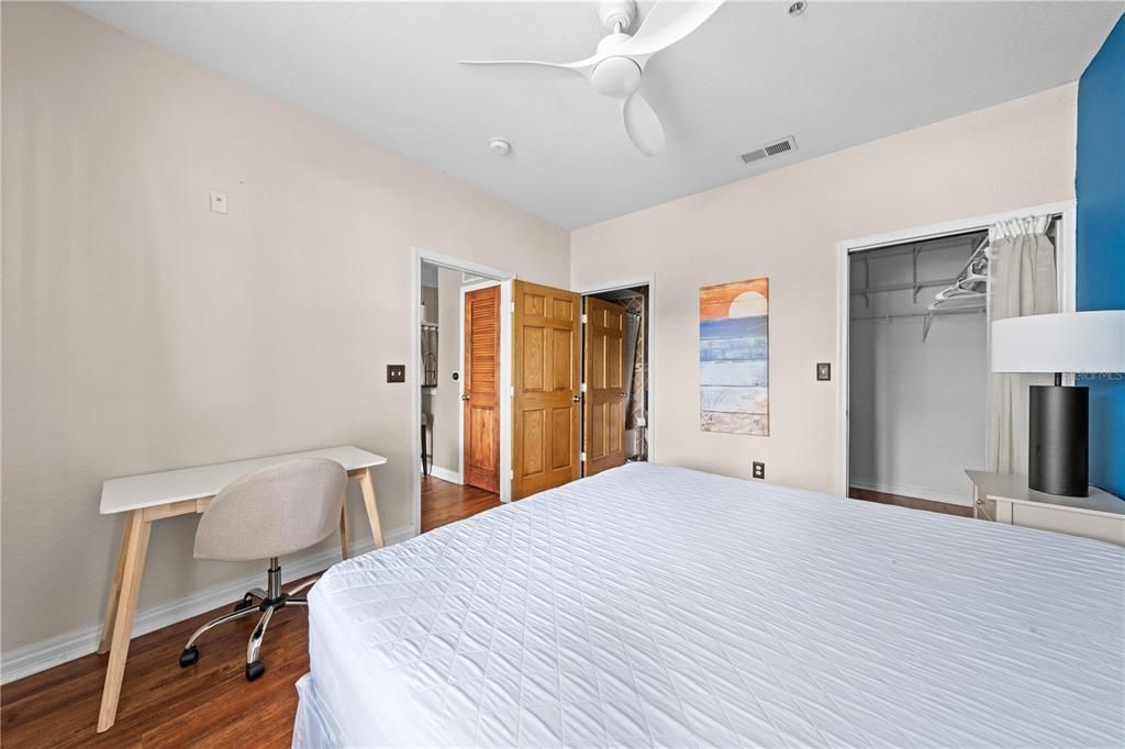 For Sale: $215,000 (1 beds, 1 baths, 636 Square Feet)