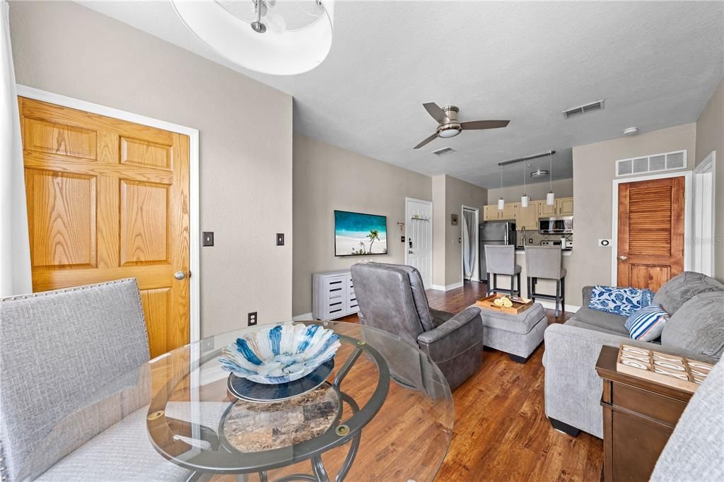 For Sale: $215,000 (1 beds, 1 baths, 636 Square Feet)