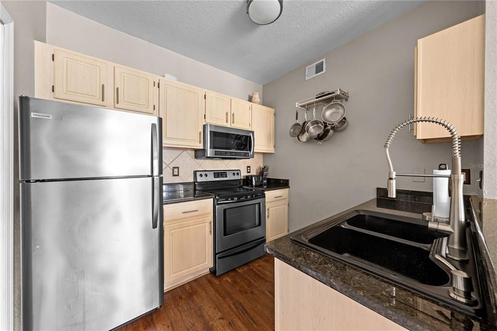 For Sale: $215,000 (1 beds, 1 baths, 636 Square Feet)
