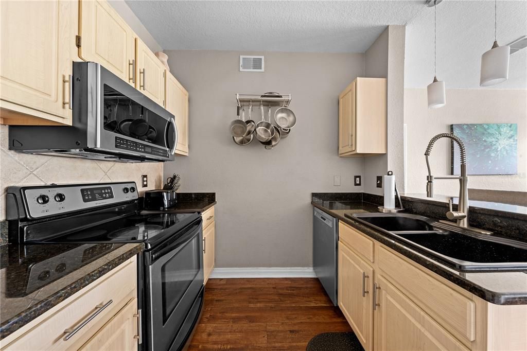 For Sale: $215,000 (1 beds, 1 baths, 636 Square Feet)