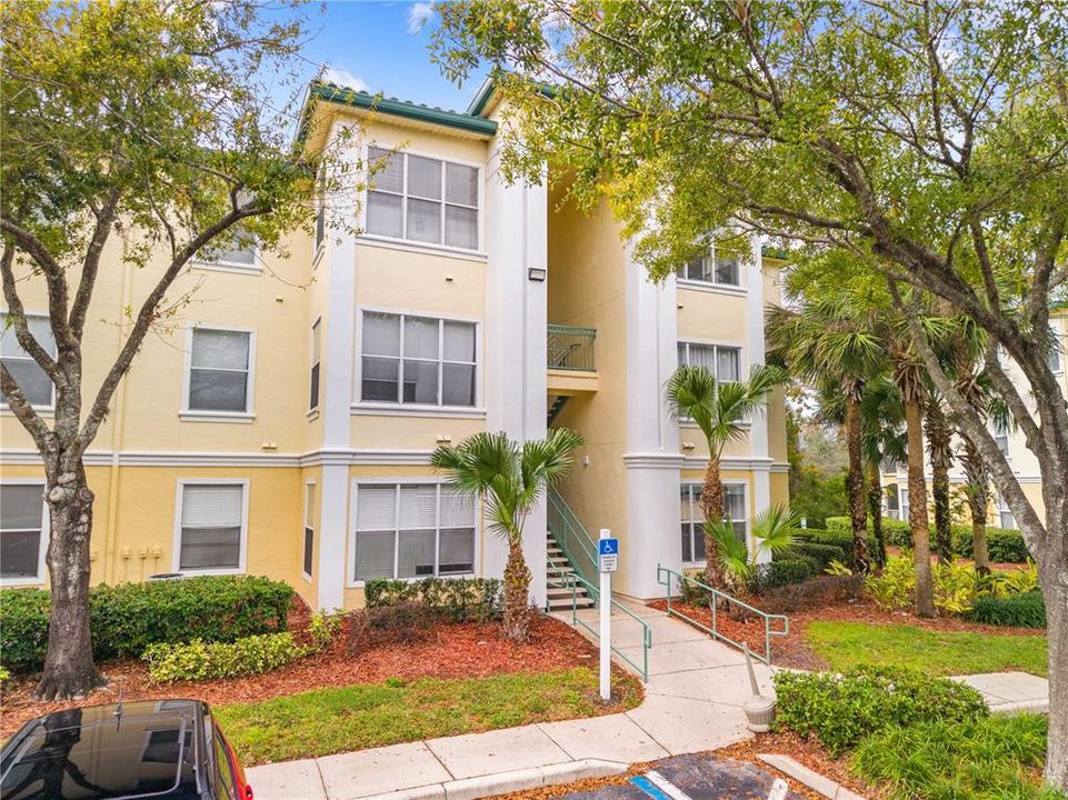 For Sale: $215,000 (1 beds, 1 baths, 636 Square Feet)