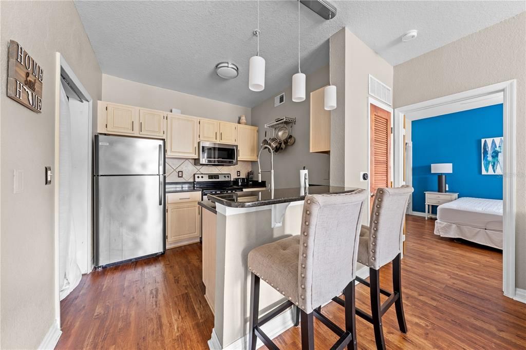 For Sale: $215,000 (1 beds, 1 baths, 636 Square Feet)