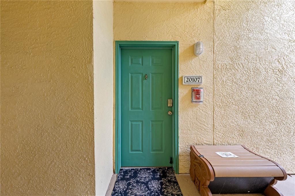 For Sale: $215,000 (1 beds, 1 baths, 636 Square Feet)