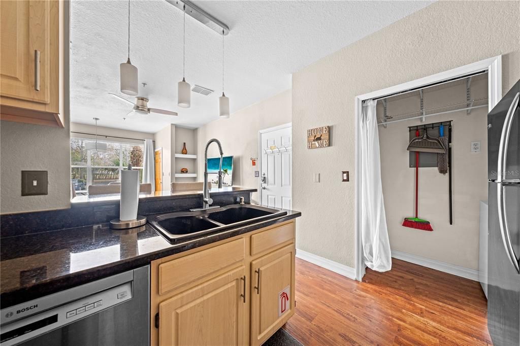 For Sale: $215,000 (1 beds, 1 baths, 636 Square Feet)