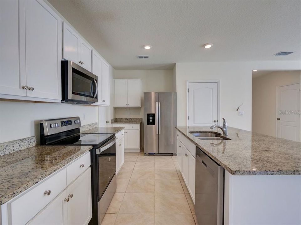 For Sale: $389,900 (5 beds, 3 baths, 2522 Square Feet)