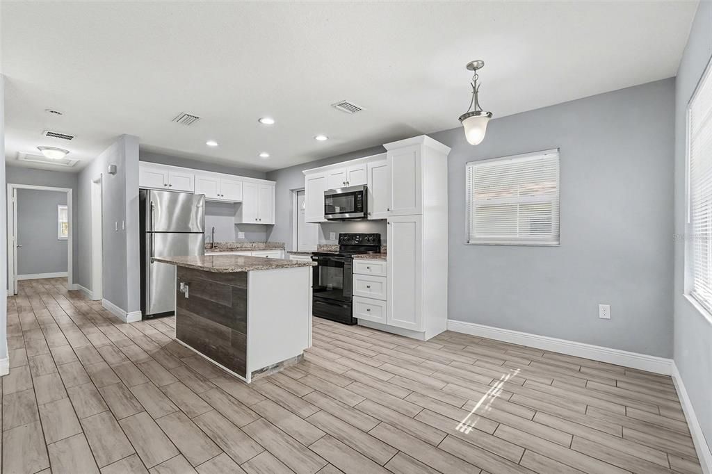 For Sale: $285,000 (3 beds, 2 baths, 984 Square Feet)