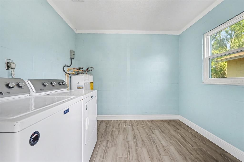 For Sale: $285,000 (3 beds, 2 baths, 984 Square Feet)