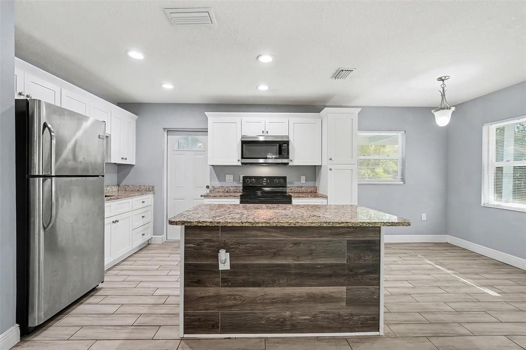 For Sale: $285,000 (3 beds, 2 baths, 984 Square Feet)