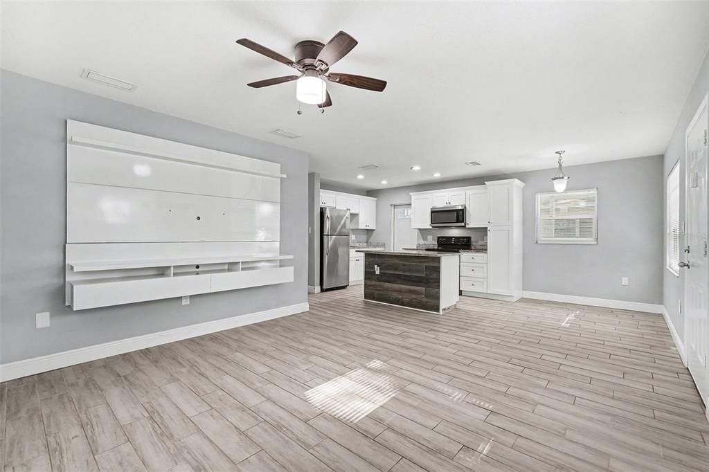 For Sale: $285,000 (3 beds, 2 baths, 984 Square Feet)