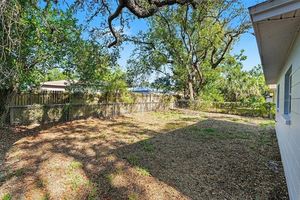 For Sale: $285,000 (3 beds, 2 baths, 984 Square Feet)