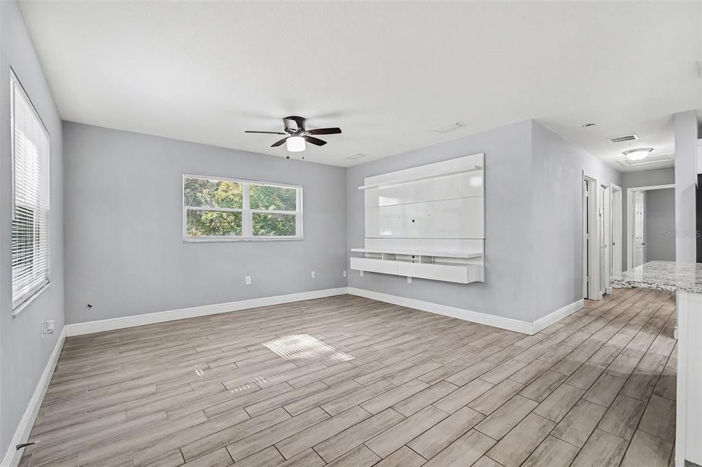 For Sale: $285,000 (3 beds, 2 baths, 984 Square Feet)