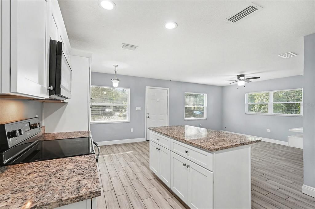 For Sale: $285,000 (3 beds, 2 baths, 984 Square Feet)